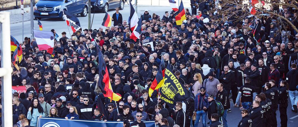 Hunderte Menschen versammeln sich zu einer rechtsextremistischen Demo.