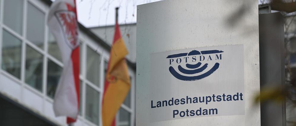 Hunderte Menschen protestieren in Potsdam gegen Einsparpläne. (Symbolbild)