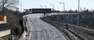 Berlin: Blick auf die gesperrte A100-Brücke an der Messe.