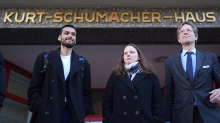 Melanie Leonhard (M), Landesvorsitzende der SPD Hamburg, kommt mit Nils Weiland (r), Landesvorsitzender der SPD Hamburg, und Leon Alam (l), Landesvorsitzender von Bündnis 90/Die Grünen Hamburg, nach den Sondierungsgesprächen aus dem Kurt-Schumacher-Haus im Stadtteil St. Georg. Die SPD hat die Sondierungsgespräche mit Bündnis 90/Die Grünen fortgesetzt.