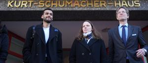 Melanie Leonhard (M), Landesvorsitzende der SPD Hamburg, kommt mit Nils Weiland (r), Landesvorsitzender der SPD Hamburg, und Leon Alam (l), Landesvorsitzender von Bündnis 90/Die Grünen Hamburg, nach den Sondierungsgesprächen aus dem Kurt-Schumacher-Haus im Stadtteil St. Georg. Die SPD hat die Sondierungsgespräche mit Bündnis 90/Die Grünen fortgesetzt.