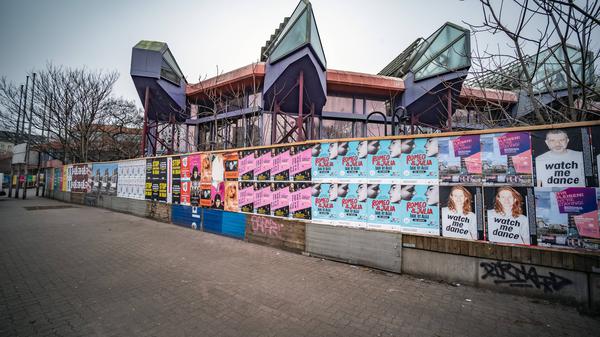 Berlin Friedrichshain-Kreuzberg: Ruine des ehemaligen Sport- und Erholungszentrums SEZ an der Landsberger Allee.