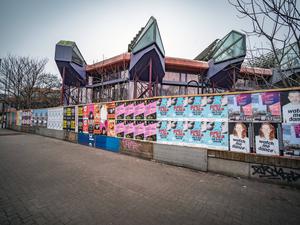 Berlin Friedrichshain-Kreuzberg: Ruine des ehemaligen Sport- und Erholungszentrums SEZ an der Landsberger Allee.