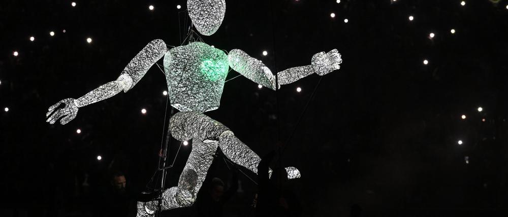 Auch eine roboterartige Puppe kann offenbar Tore wie Diego schießen.