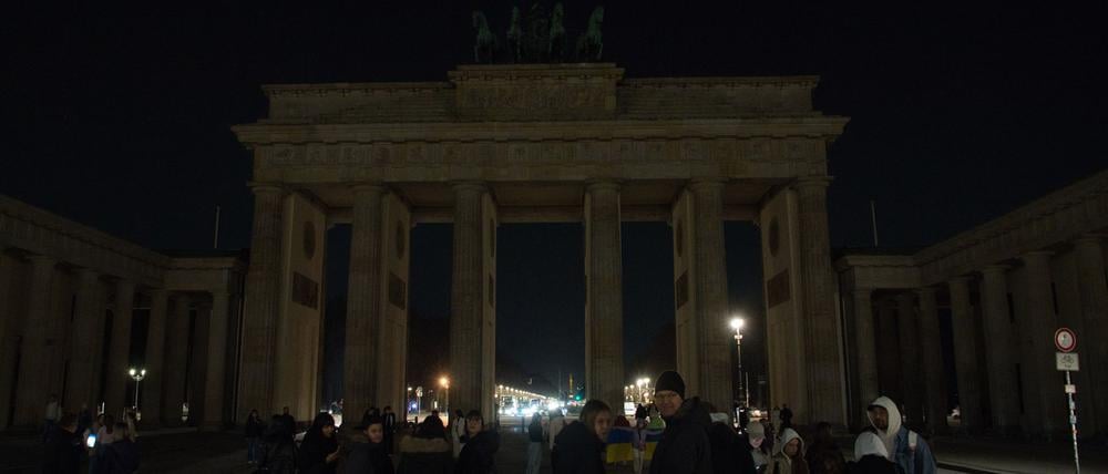 Licht aus am Brandenburger Tor - mit der weltweiten Aktion Earth Hour will die Umweltschutzorganisation WWF ein Zeichen für mehr Klimaschutz setzen.