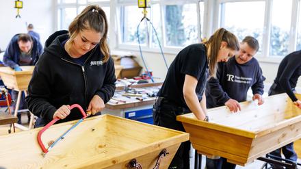 Bei der Sarggestaltung ist handwerkliches Geschick gefragt. 