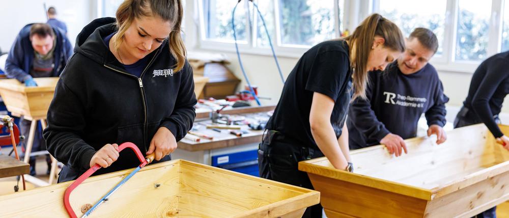Bei der Sarggestaltung ist handwerkliches Geschick gefragt.