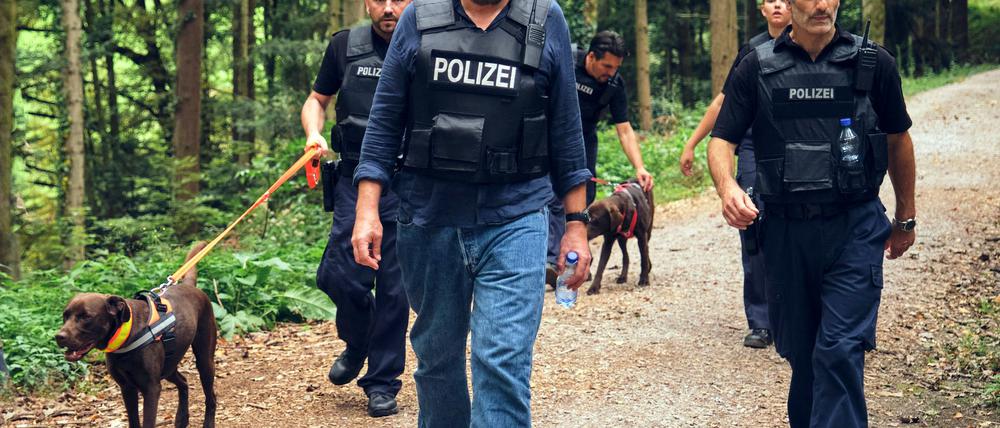 Friedemann Berg (Hans-Jochen Wagner) macht sich mit der Hundestaffel auf die Suche.