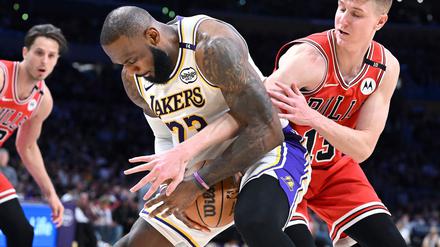 LeBron James (M) spielte erstmals nach zwei Wochen wieder, konnte die Niederlage der Lakers aber nicht verhindern.