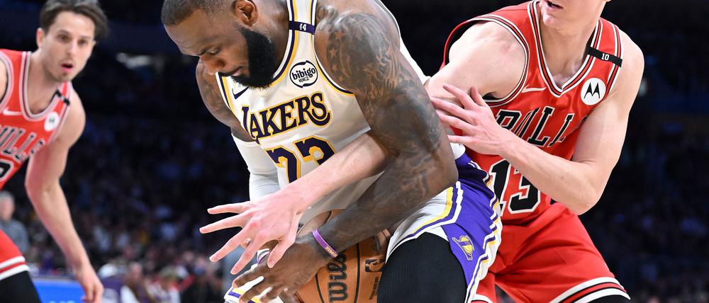 LeBron James (M) spielte erstmals nach zwei Wochen wieder, konnte die Niederlage der Lakers aber nicht verhindern.