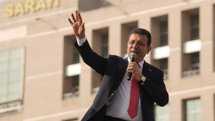 Istanbuls Bürgermeister Ekrem Imamoglu spricht im Januar zu seinen Anhängern vor dem Istanbuler Gerichtsgebäude. Nun muss er in Haft.