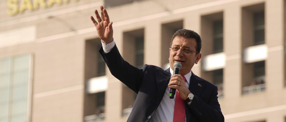 Istanbuls Bürgermeister Ekrem Imamoglu spricht im Januar zu seinen Anhängern vor dem Istanbuler Gerichtsgebäude. Nun muss er in Haft.