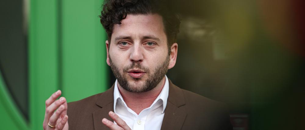 ARCHIV - 08.03.2025, Berlin: Felix Banaszak, Bundesvorsitzender von Bündnis 90/Die Grünen, spricht auf einer Pressekonferenz als Reaktion auf die Sondierungsgespräche zwischen Union und der SPD. (zu dpa: «Dürr will FDP «optimistisches Lebensgefühl» einhauchen») Foto: Hannes P. Albert/dpa +++ dpa-Bildfunk +++