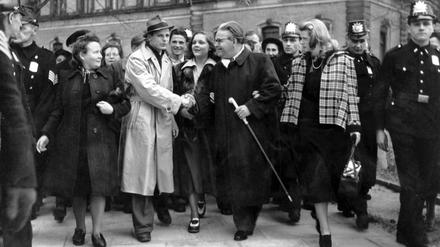 23. April 1949: Veit Harlan (Fünfter von rechts) verlässt mit seiner Ehefrau, der Schauspielerin Kristina Söderbaum ein Gerichtsgebäude in Hamburg. Harlan, der wegen Verbrechen gegen die Menschlichkeit angeklagt war, wurde damals freigesprochen. Er drehte im NS-System Propagandafilme wie „Jud Süß“. Bis zu seinem Freispruch durfte er keine Filme drehen. (Archivfoto)