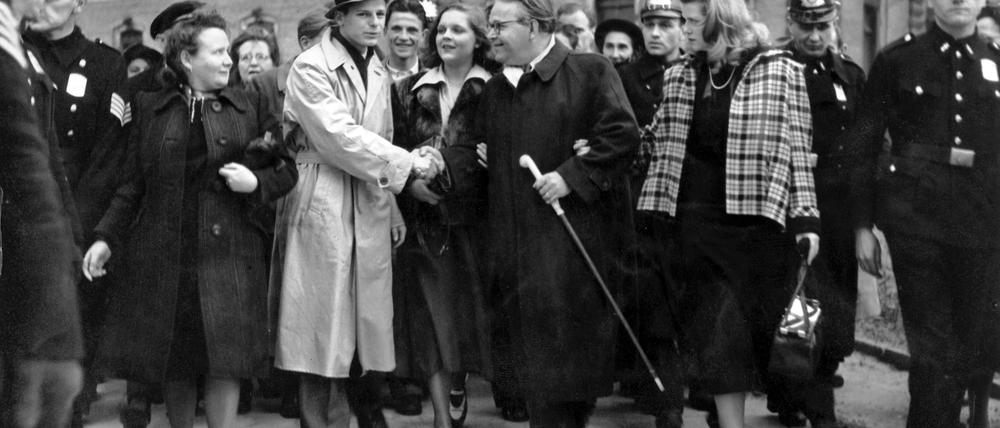 23. April 1949: Veit Harlan (Fünfter von rechts) verlässt mit seiner Ehefrau, der Schauspielerin Kristina Söderbaum ein Gerichtsgebäude in Hamburg. Harlan, der wegen Verbrechen gegen die Menschlichkeit angeklagt war, wurde damals freigesprochen. Er drehte im NS-System Propagandafilme wie „Jud Süß“. Bis zu seinem Freispruch durfte er keine Filme drehen. (Archivfoto)