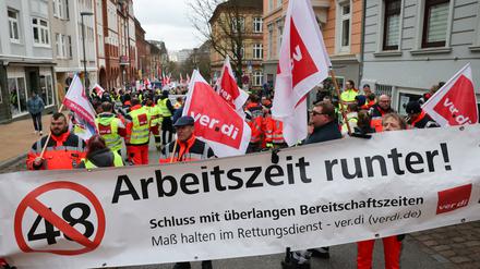 Verschiedene Gewerkschaften demonstrieren aktuell für eine Absenkung der Arbeitszeit - Ökonomen fordern das genaue Gegenteil.