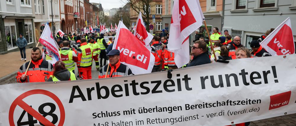 Verschiedene Gewerkschaften demonstrieren aktuell für eine Absenkung der Arbeitszeit - Ökonomen fordern das genaue Gegenteil.
