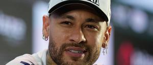 Auffällig auf und neben dem Platz. Brasiliens Fußball-Star Neymar. 