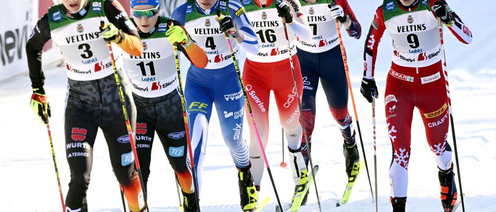Victoria Carl (1.v.l) und Katharina Hennig (2.v.l.) in Aktion.