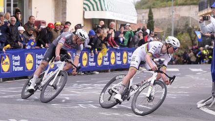 Rad an Rad. Mathieu van der Poel (l.) und Tadej Pogacar kämpfen um den Sieg. 