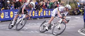 Rad an Rad. Mathieu van der Poel (l.) und Tadej Pogacar kämpfen um den Sieg. 