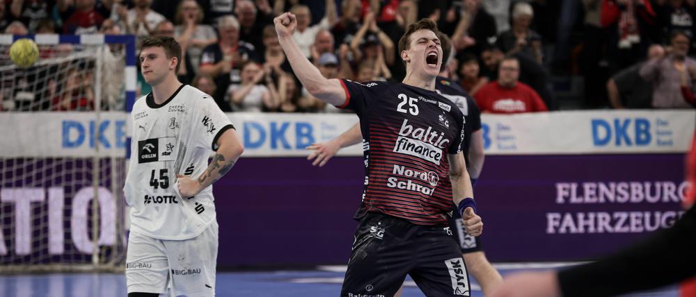 Gemischte Gefühle. Der Flensburger Lukas Jørgensen (r.) jubelt nach dem Sieg über den THW Kiel. 