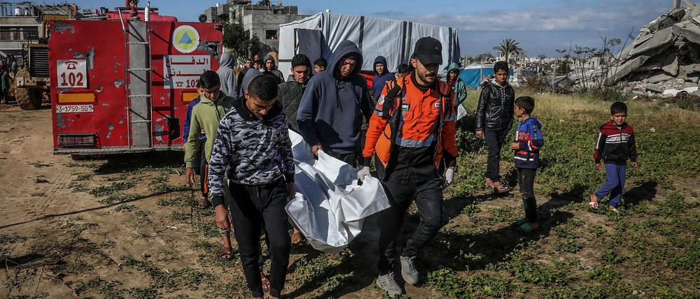 Palästinenser tragen im Gazastreifen eine Leiche. 