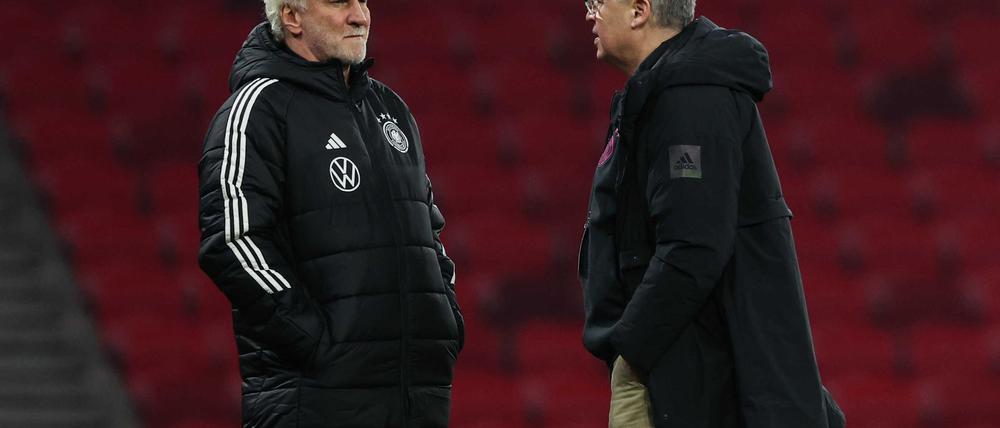 Andreas Rettig (r.) hofft, dass Rudi Völler seinen Vertrag bis 2028 verlängert.