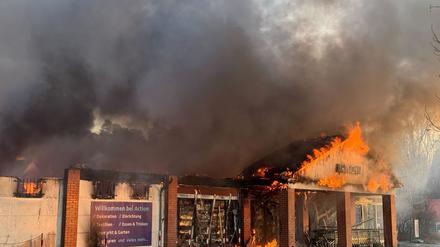 Die Polizei ermittelt wegen Brandstiftung nach einem Feuer in einem Supermarkt in Blankenfelde-Mahlow. 