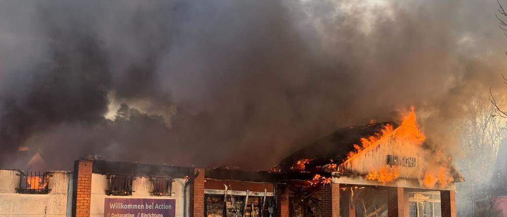 Die Polizei ermittelt wegen Brandstiftung nach einem Feuer in einem Supermarkt in Blankenfelde-Mahlow. 