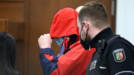 Der katholische Priester, um dessen Taten es jetzt beim aktuellen Verfahren in Köln geht, war 2022 wegen des sexuellen Missbrauchs von Kindern zu zwölf Jahren Haft verurteilt worden.