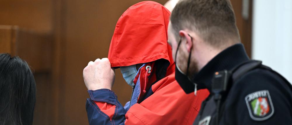 Der katholische Priester, um dessen Taten es jetzt beim aktuellen Verfahren in Köln geht, war 2022 wegen des sexuellen Missbrauchs von Kindern zu zwölf Jahren Haft verurteilt worden.