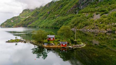 Rote Häuser in Lovrafjorden.