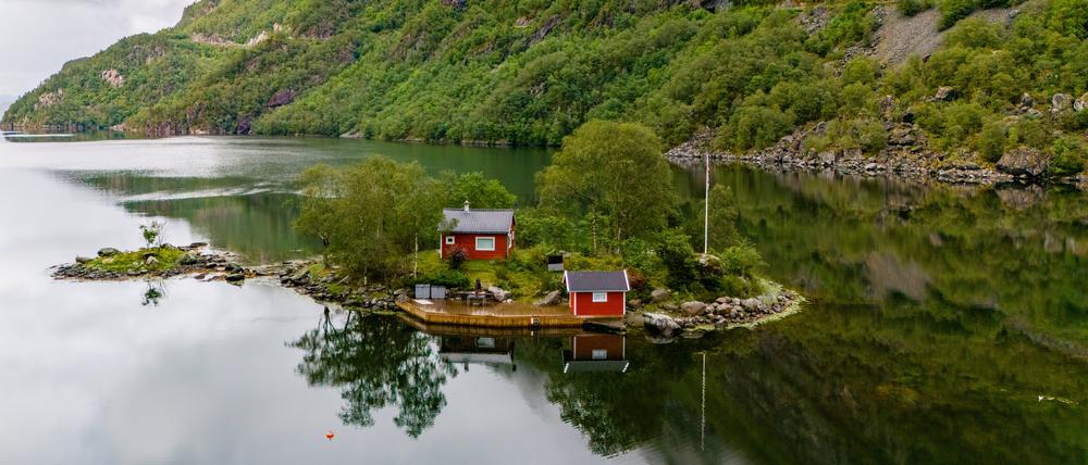 Rote Häuser in Lovrafjorden.