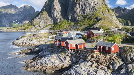 Fischerhütten am Fjord, eine Ortsansicht von Hamny in Norwegen.
