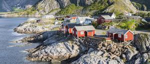 Fischerhütten am Fjord, eine Ortsansicht von Hamny in Norwegen.