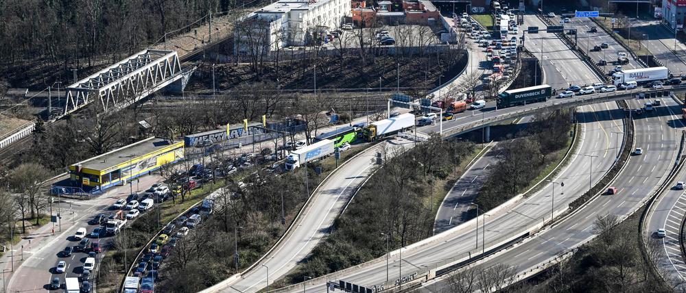 Ab Montag soll es zumindest eine Fahrspur auf der A100 in Richtung Norden geben. (Archivbild)