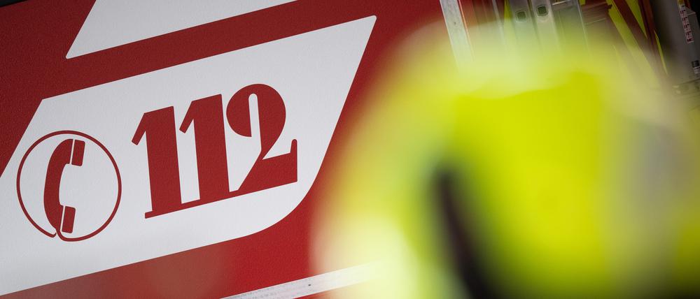 Brandenburg, Potsdam: „112“ steht auf einem Einsatzwagen der Feuerwehr.