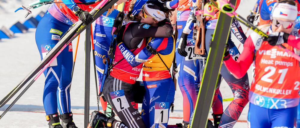 Franziska Preuß tröstet Lou Jeanmonnot.