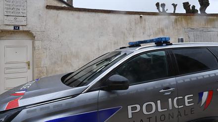 Ein Polizeiauto fährt am 23. März 2025 an der Synagoge in Orléans vorbei, einen Tag nach einem Angriff auf den Rabbiner der Stadt.