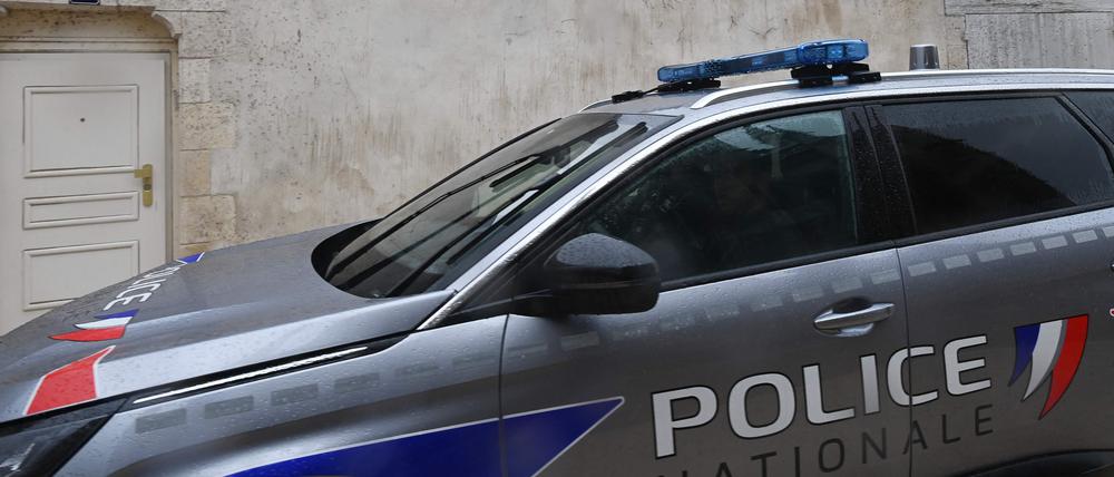 Ein Polizeiauto fährt am 23. März 2025 an der Synagoge in Orléans vorbei, einen Tag nach einem Angriff auf den Rabbiner der Stadt.