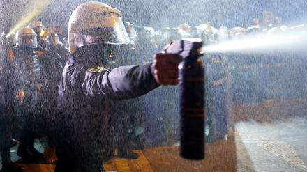 Ein Polizist bei Protesten in Istanbul.