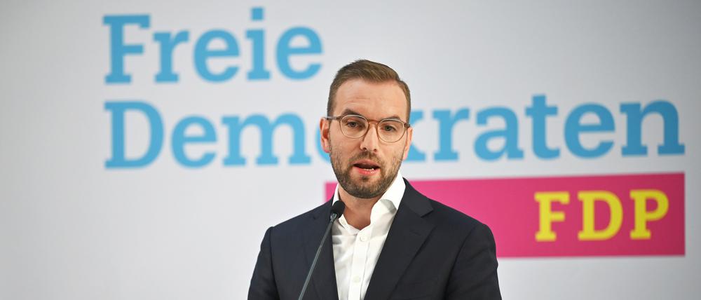 Zyon Braun, FDP-Spitzenkandidat in Brandenburg, bei einem Pressestatement zu den Landtagswahlen 2024.