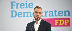 Zyon Braun, FDP-Spitzenkandidat in Brandenburg, bei einem Pressestatement zu den Landtagswahlen 2024.