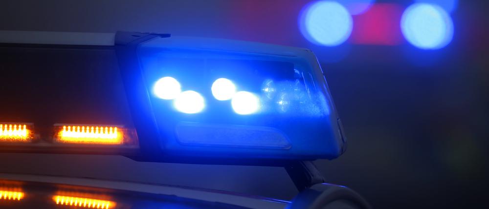 ARCHIV - 10.11.2019, Bayern, Marktbreit: Ein eingeschaltetes Blaulicht leuchtet auf einer Polizeistreife. (zu dpa: «35-Jähriger überschlägt sich mehrmals mit Auto und stirbt») Foto: Karl-Josef Hildenbrand/dpa +++ dpa-Bildfunk +++