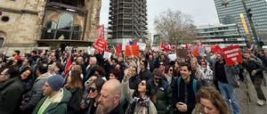 Hunderte Menschen demonstrieren gegen die Festnahme des Istanbuler Bürgermeisters Imamoglu.