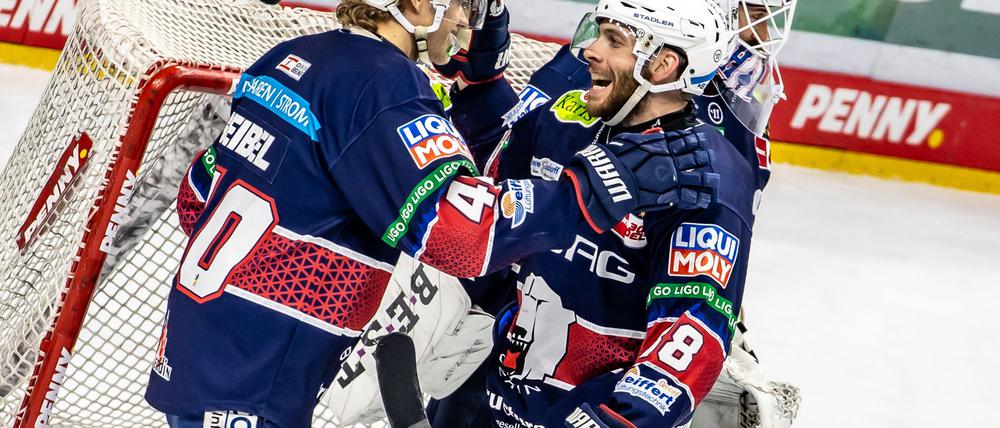 Korbinian Geibel (l.) erzielt in der zweiten Verlängerung den Siegtreffer der Eisbären in Straubing.