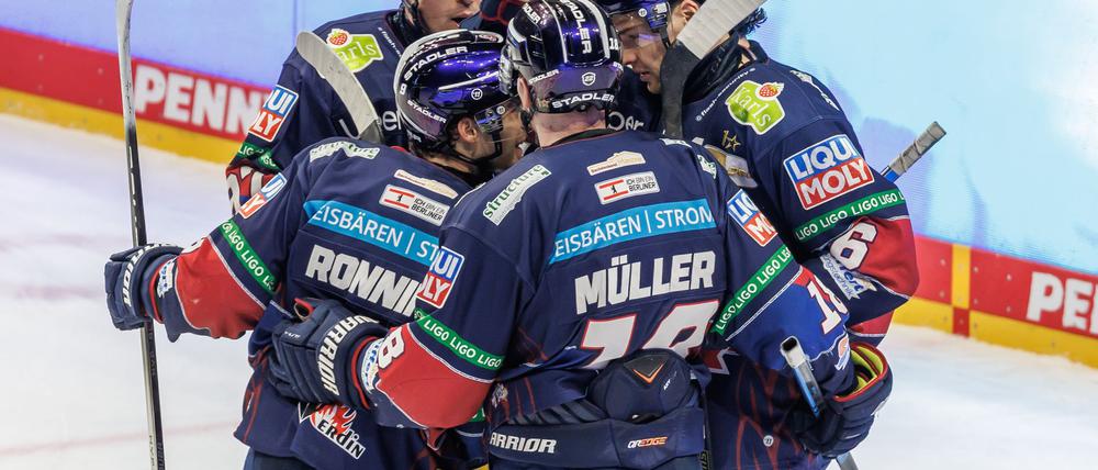 Die Eisbären Berlin können am Dienstag in der eigenen Arena mit einem weiteren Erfolg ins Playoff-Halbfinale einziehen.