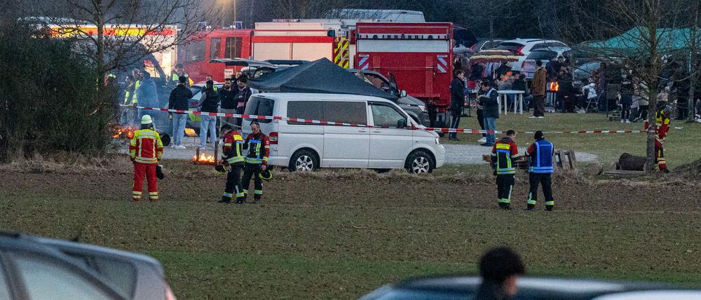 Polizei und Einsatzkräfte stehen nach einem Zwischenfall am Rand einer Feier. Bei einer großen Feier unter freiem Himmel im oberpfälzischen Parsberg ist ein Mann getötet worden. 