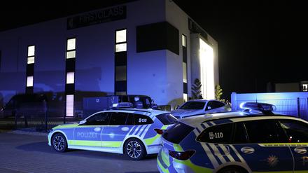 Polizeiautos stehen mit Blaulicht vor einer Eventlocation, in der eine Hochzeit gefeiert wurde.